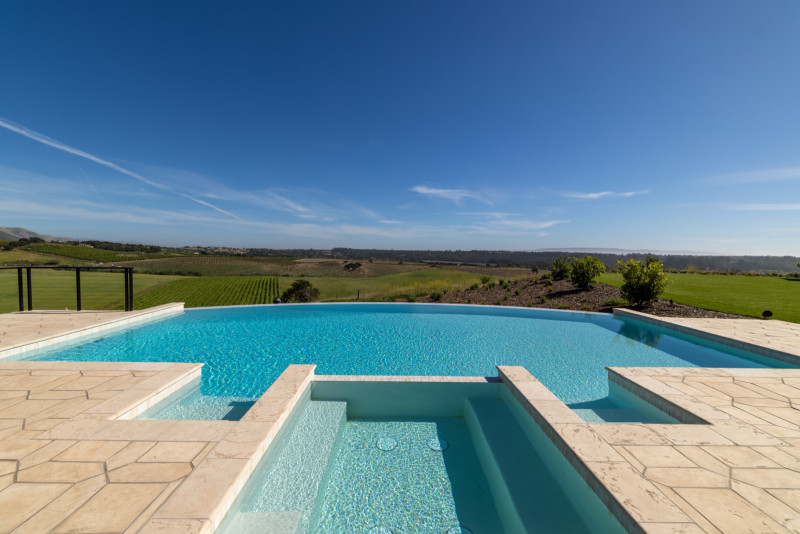 Pool and hot up with endless views